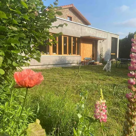 Dom wakacyjny Elegante Maison 225 M2, Au Vert, 10 Personnes, 5 Chambres, 5 Salles De Bain Saint-Bonnet-le-Chastel