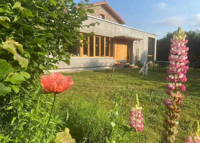 Holiday home Elegante Maison 225 M2, Au Vert, 10 Personnes, 5 Chambres, 5 Salles De Bain Saint-Bonnet-le-Chastel